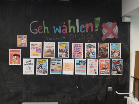 Von Schülerinnen und Schülern gestaltete Wahlplakate zum Thema „Wählen gehen! Für die Demokratie!“