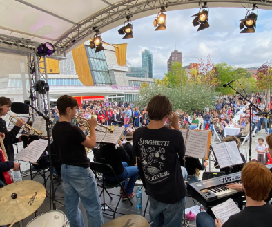 Mitglieder der Bigband des Heinz-Berggruen-Gymnasiums auf der Bühne beim „Tag im Grünen“ am Kulturforum.