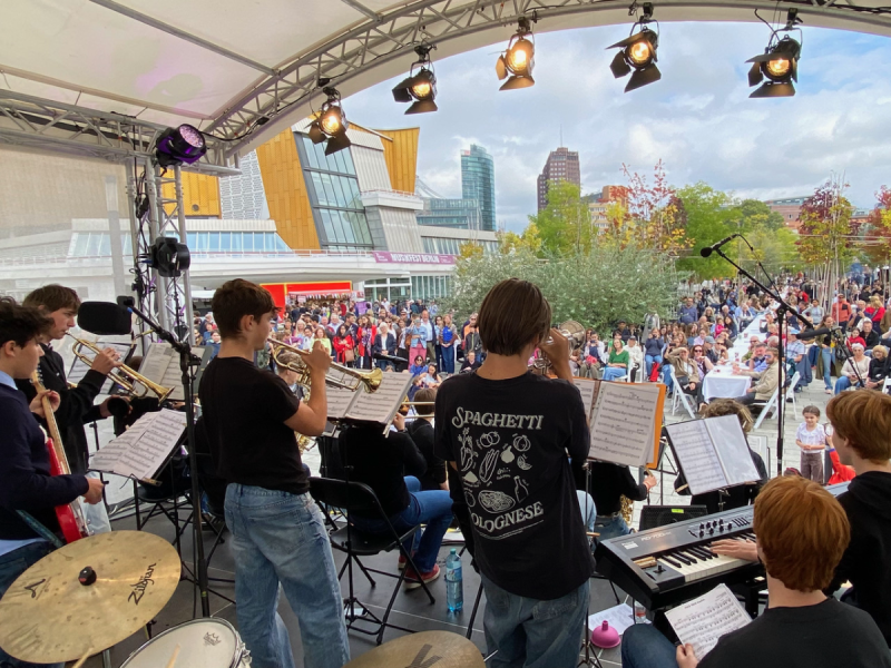 Mitglieder der Bigband des Heinz-Berggruen-Gymnasiums auf der Bühne beim „Tag im Grünen“ am Kulturforum.